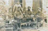  1914-1918 Le repas des cinq soldats francais The meal of the five French soldiers.jpg 